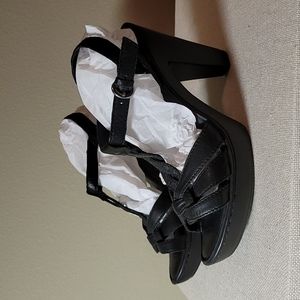 Born Sandals NWOT Size 8